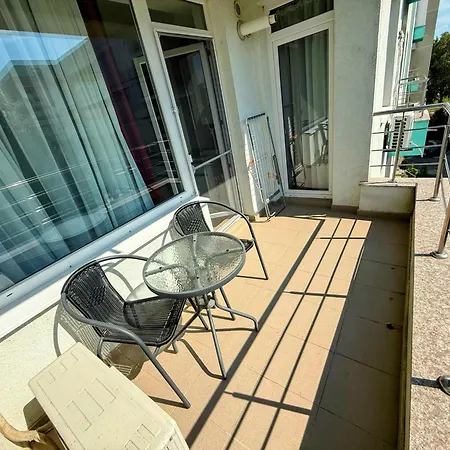 Stefi Summerland Apartment